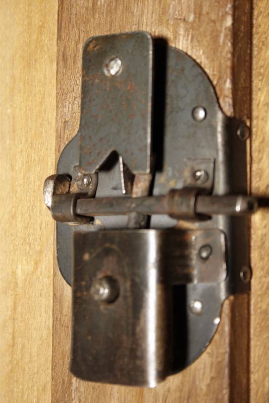 Detail a: Brotschrank, deutsch, um 1960/70, Eiche massiv, auf Kufen, 2-türig, Füllungen mit starker Leistenverzierung, sogenannte Verkröpfung, mittig eine ...