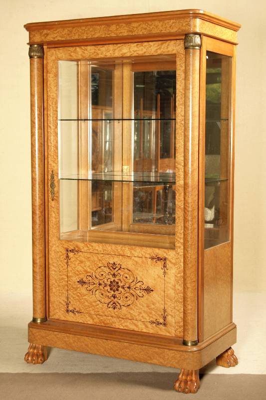 Vitrinenschrank, deutsch, um 1920, ArtDeco mit Empire-Stil-Einflüssen, auf Tatzenfüßen, Lisenen mit vorgesetzten gedrechselten Vollsäulen mit ...
