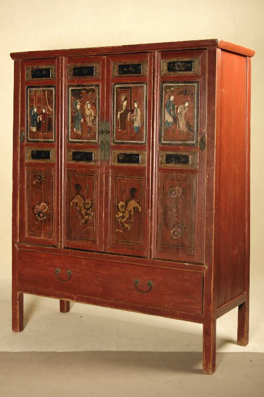 Schrank, China/Mongolei, um 1910, Korpus Weichholz/Hartholz, mit Bemalung, Füllungen unten mit Blüten- und Löwendekor, oben Figurenstaffage, ...
