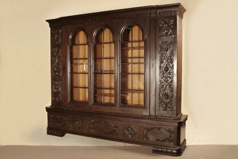 Großer Bücherschrank, deutsch, um 1910, Spätrenaissancestil, Korpus Weichholz, Eiche furniert, unten drei Türen mit karo- und rocaillenartiger ...