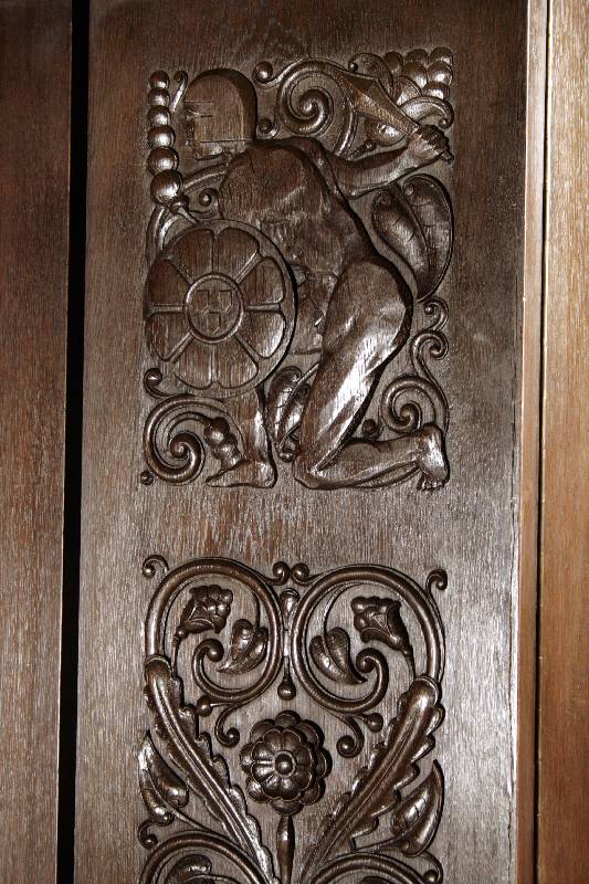 Detail a: Großer Bücherschrank, deutsch, um 1910, Spätrenaissancestil, Korpus Weichholz, Eiche furniert, unten drei Türen mit karo- und rocaillenartiger ...