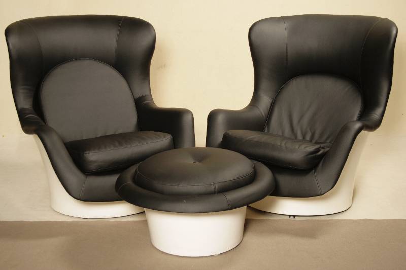 Designersessel und -tisch, Finnland, um 1960 , unten signert Hämeen Kalustaja, Kunststoffkorpus cremefarben mit schwarzen Lederbezügen, diese ...