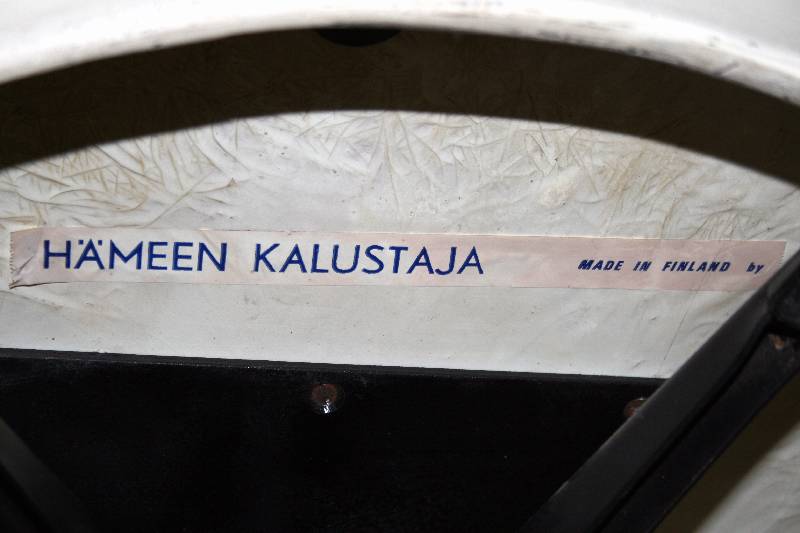 Detail a: Designersessel und -tisch, Finnland, um 1960 , unten signert Hämeen Kalustaja, Kunststoffkorpus cremefarben mit schwarzen Lederbezügen, diese ...
