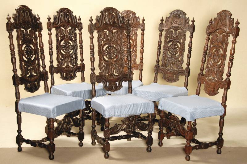 Sechs Stühle, Frankreich, um 1880/90, Nußbaum massiv, reiche Bildhauer- und Drechselarbeit im eklektizistischen Stil, Beine in T-Verbindungen, mit ...