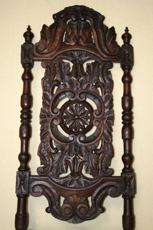 Detail a: Sechs Stühle, Frankreich, um 1880/90, Nußbaum massiv, reiche Bildhauer- und Drechselarbeit im eklektizistischen Stil, Beine in T-Verbindungen, mit ...