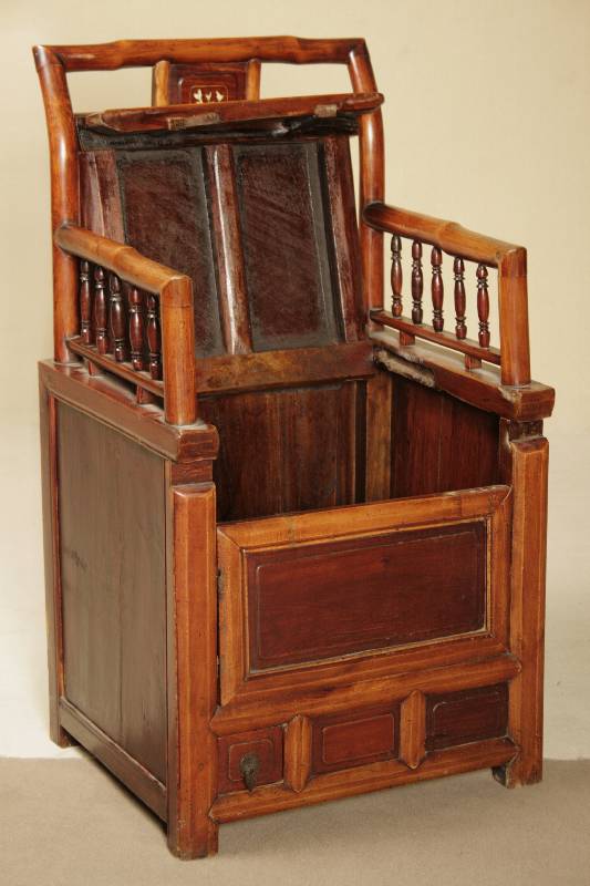 Detail a: Dekorativer Beistellstuhl, Asien, um 1880, Sitzfläche aufklappbar, unten mit kassettierten Füllungen und einer Schublade, Rückenlehne aus ...