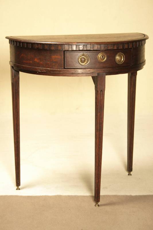 Halbmondtisch, um 1820, Empire, Eiche massiv, auf konischen Hochbeinen, kanneliert, in runden Messingfüßen auslaufend, eine Schublade, ...