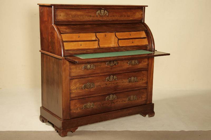Sekretär, deutsch/Umgebung Lübeck, um 1820, Eiche massiv, Mahagoni furniert, 3-schübig, breite Zarge, Ausziehplatte mit Schieberollo, getrepptes ...