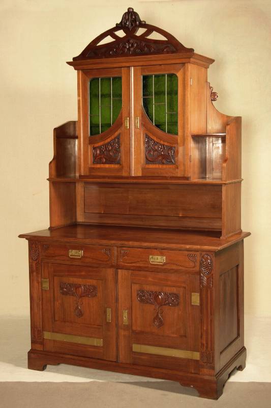 Jugendstil-Aufsatzbuffet, deutsch, um 1900, Korpus Weichholz/Hartholz, Nußbaum furniert, Lisenen gerieft, oben mit Traubenschnitzerei, ...