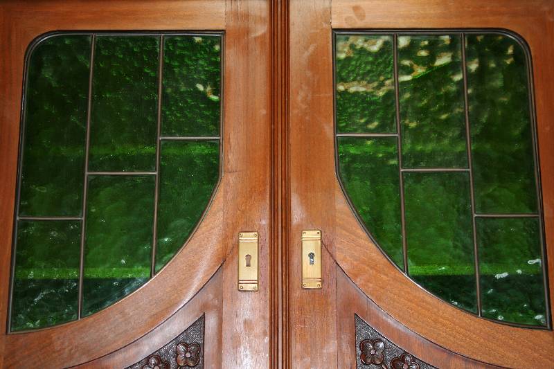 Detail a: Jugendstil-Aufsatzbuffet, deutsch, um 1900, Korpus Weichholz/Hartholz, Nußbaum furniert, Lisenen gerieft, oben mit Traubenschnitzerei, ...