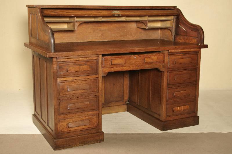 Rollbüro, England, um 1910, Eiche massiv, sparsam furniert, gerader Korpus mit allseitiggerahmten Füllungen, Schubladenfront kassettiert, unter der ...
