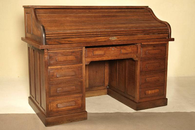 Detail a: Rollbüro, England, um 1910, Eiche massiv, sparsam furniert, gerader Korpus mit allseitiggerahmten Füllungen, Schubladenfront kassettiert, unter der ...