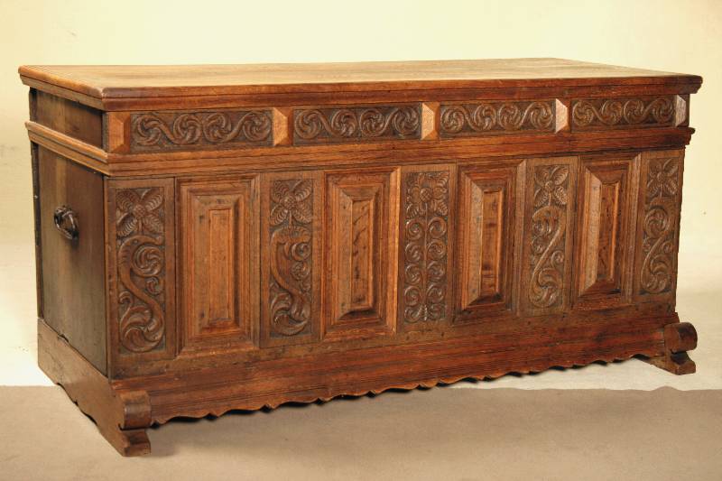 Flachdeckeltruhe, deutsch, um 1790, Eiche massiv, ausgesägte Zarge und Kufen, diese wohl später, Front mit vier kissenförmigen Füllungen, ...