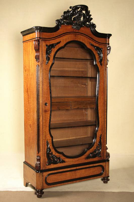 Vitrinenschrank, Holland, um 1850/60, Wilhelm III, Korpus Eiche, helles Nußbaumfurnier, Krone und sonstiges Schnitzwerk ebonisiert, auf gedrückten ...