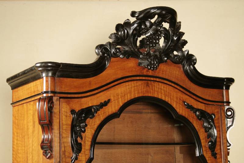 Detail a: Vitrinenschrank, Holland, um 1850/60, Wilhelm III, Korpus Eiche, helles Nußbaumfurnier, Krone und sonstiges Schnitzwerk ebonisiert, auf gedrückten ...