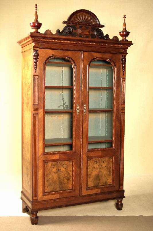 Bücherschrank, deutsch, um 1870, Gründerzeit, Korpus Weichholz, Nußbaum furniert, Füllungen mit ausgesuchtem Wurzelfurnier, Lisenen kanneliert, ...