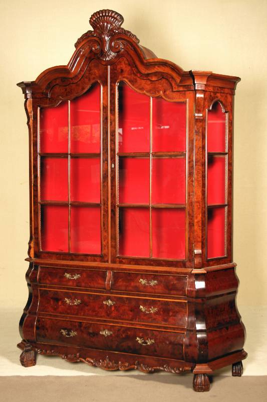 Prunkvitrine, Holland, um 1950/60, Barockstil, Korpus Weichholz, z.T. Hartholz, Zarge mit rocaillenartigem Schnitzwerk, Tatzenfüße, 4-schübiges ...