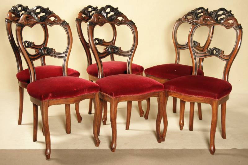 Sechs Stühle, deutsch/Berlin, um 1870, Louis-Philippe, Buche massiv, nußbaumfarben und ebonisiert, auf gebogenen Beinen, Rückenlehne mit ...