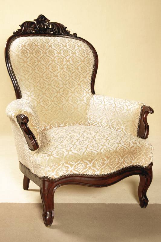 Louis-Philippe-Armlehnsessel, deutsch, um 1860, Mahagoni und Palisander massiv, auf gebogenen Beinen, gewölbte Zarge, Rückenlehne mit ...