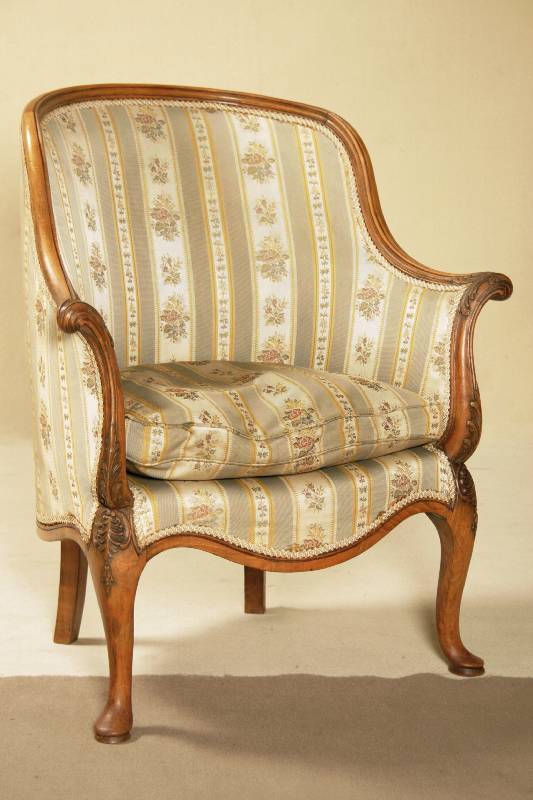 Louis-Philippe-Sessel, deutsch, um 1850/60, Nußbaum massiv, auf gebogenen Beinen, Zarge stark gewölbt, Arm- und Rückenlehne stark gebogen, Sessel ...