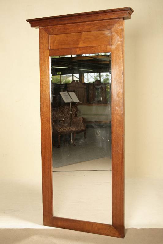 Stand- oder Hängespiegel, deutsch, um 1820, Biedermeier, Mahagoni, z.T. furniert, oben eingelassene Füllung, dies wohl um 1910 erneuert, Rückwand ...