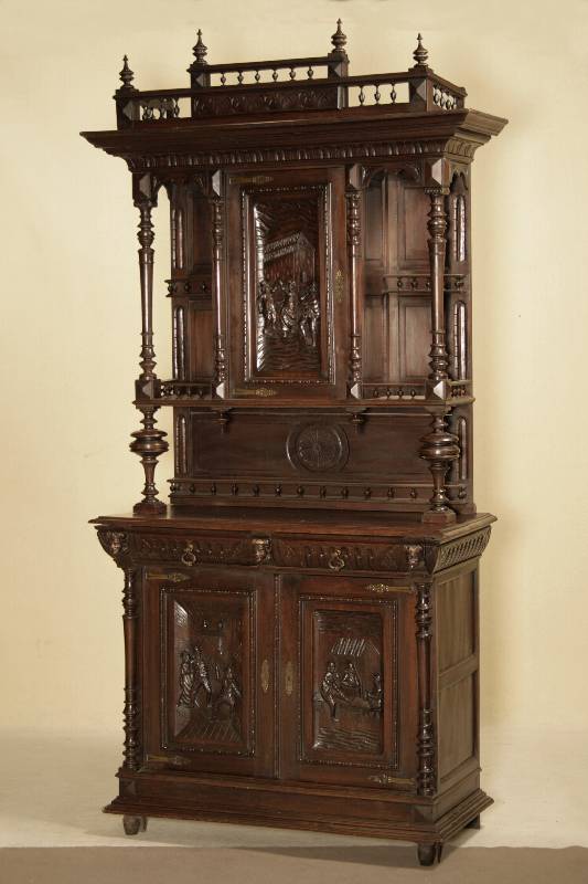 Aufsatzbuffet, Belgien, um 1870/80, Nußbaum massiv, Fußleiste 4-fach profiliert, Lisenen mit vorgesetzten Vollsäulen, gedrechselt, Türfüllungen ...