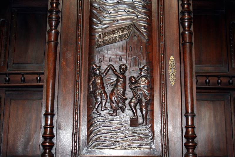 Detail a: Aufsatzbuffet, Belgien, um 1870/80, Nußbaum massiv, Fußleiste 4-fach profiliert, Lisenen mit vorgesetzten Vollsäulen, gedrechselt, Türfüllungen ...