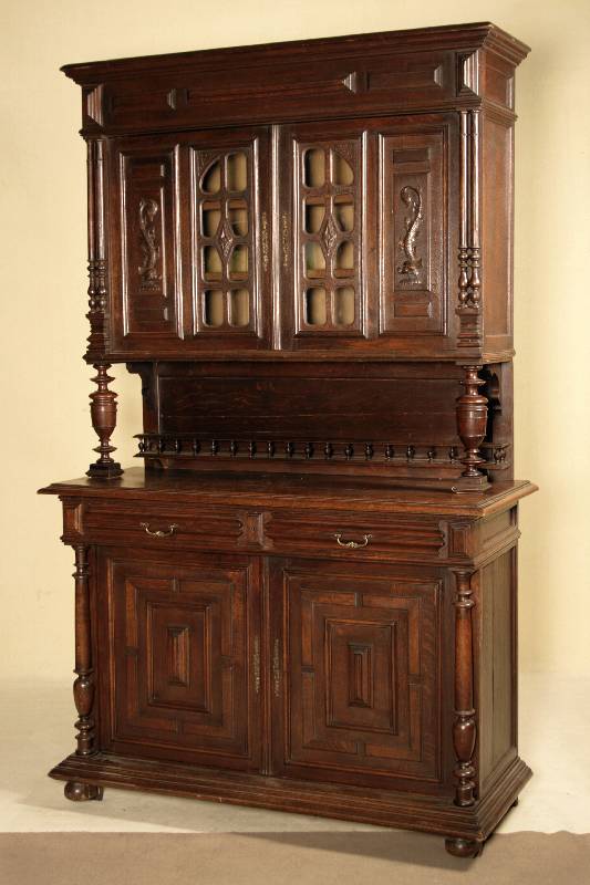 Aufsatzbuffet, Frankreich, um 1900, Henry Deux, Eiche massiv, Fußleiste stark profiliert, Lisenen mit gedrechselten Vollsäulen, Türfüllungen mit ...