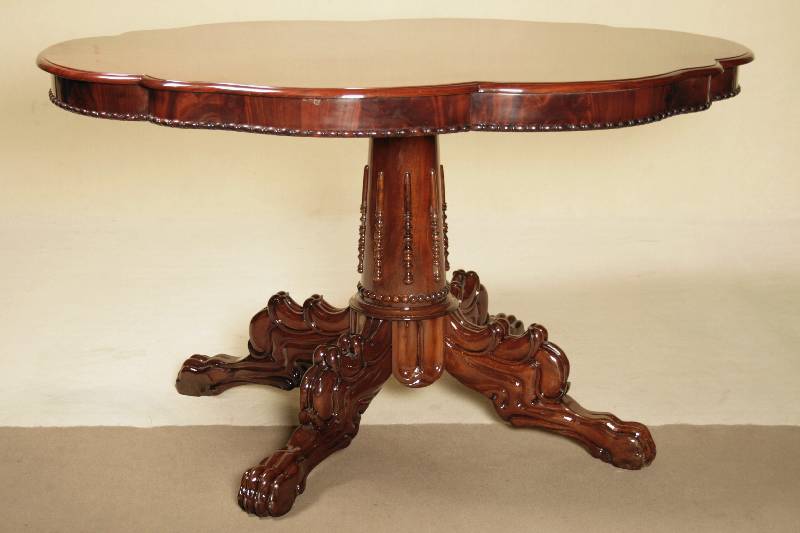 Louis-Philippe-Tisch, deutsch/wohl Berlin, um 1860/70, z.T. Mahagoni massiv, Mahagoni furniert, konisch gedrechselter Mittelfuß, 4 -fach ausladend, ...