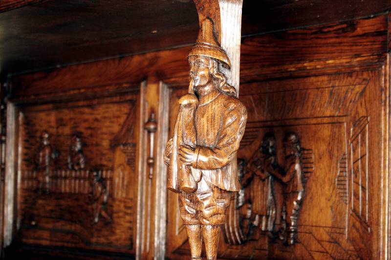 Detail a: Aufsatzbuffet, Flandern, um 1870, Eiche massiv, auf gedrückten Kugelfüßen, seitlich mit kassettierten Füllungen, Frontinlets mit volkstümlichen ...