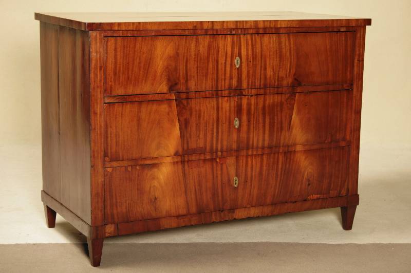 Kommode, deutsch, um 1820, Korpus Weichholz, Mahagoni furniert, dickes Sägefurnier, durchgehendes Furnierbild, auf konischen Spitzbeinen, Deckplatte ...