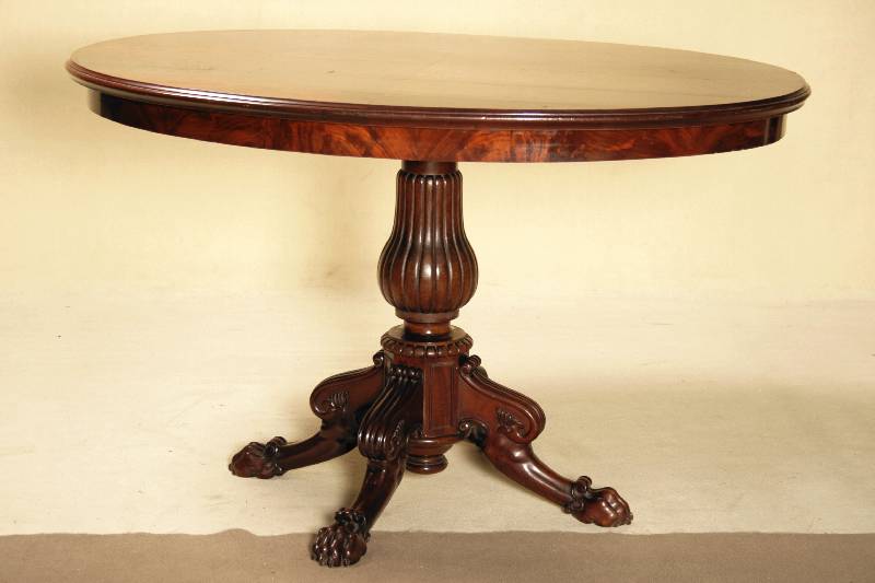 Ovaler Salontisch, norddeutsch, um 1880/90, im englischen Stil, Fuß z.T. Nußbaum bzw. Mahagoni massiv, Tatzenfüße, vier Ausleger, diese doppelt ...