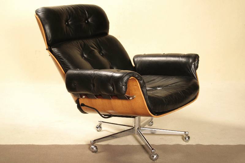 Sessel, deutsch, Entwurf um 1956, Ausführung um 1970/80, sogenannter Lounge-Chair, Metallbeine 5-fach verstrebt, auf Rollen, sogenannte Schalenform, ...