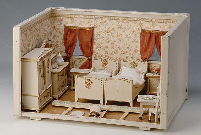 Puppenstube, deutsch, um 1900, Holzgehäuse, Schlafzimmer, 2 Betten, Waschkommode, Kleiderschrank, Nachtschränkchen, Küchenschrank, Tisch u. 4 ...