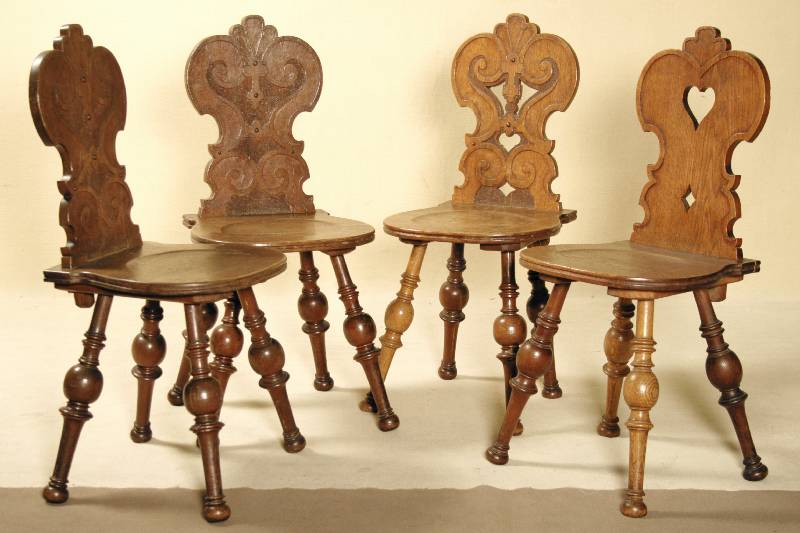 Vier Bauernstühle, um 1900, in Tiroler Art, sogenannte Brettstühle, Eiche massiv, drei Stühle im gleichen Design, Rückenlehne in ...