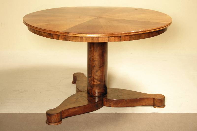 Biedermeiertisch, süddeutsch, um 1820/25, Korpus WH, Nußbaumfurnier gespiegelt verlegt, Fuß in Balusterform, Betonung der Außenfüße, Platte 2x ...
