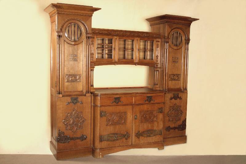 Hochherrschaftliches Vielzweckmöbel, wohl Karlsruhe, um 1900, Jugendstil, Eiche massiv, Eichefurnier, 3-teilig, li. u. re. Resalite, Front durch 4 ...
