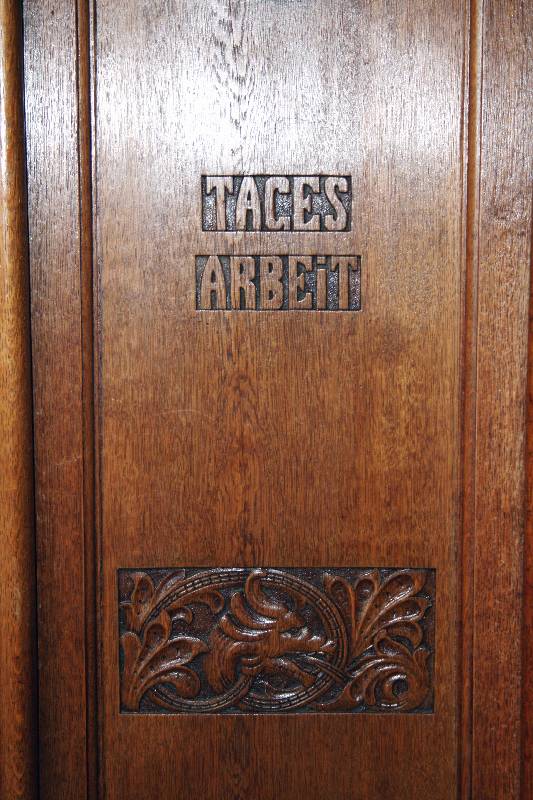 Detail a: Hochherrschaftliches Vielzweckmöbel, wohl Karlsruhe, um 1900, Jugendstil, Eiche massiv, Eichefurnier, 3-teilig, li. u. re. Resalite, Front durch 4 ...