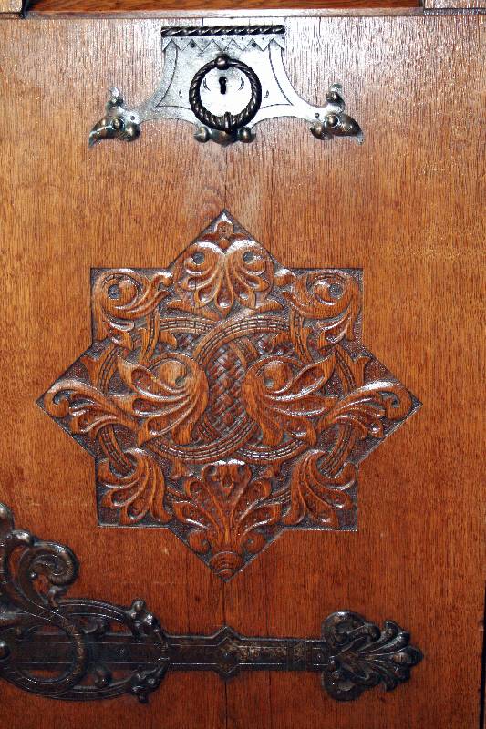 Detail c: Hochherrschaftliches Vielzweckmöbel, wohl Karlsruhe, um 1900, Jugendstil, Eiche massiv, Eichefurnier, 3-teilig, li. u. re. Resalite, Front durch 4 ...