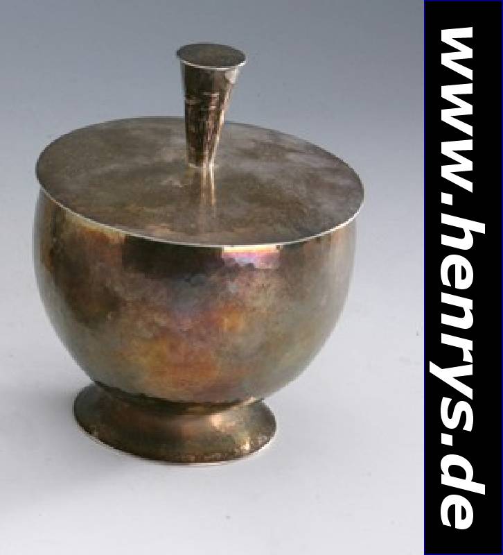 Deckeldose, 900er Silber, Wien 1922/24, Meistermarke BP unged., große Nähe zu Przyrembel, ovaler Korpus, abgerundete, ausladende Fußplatte, ...