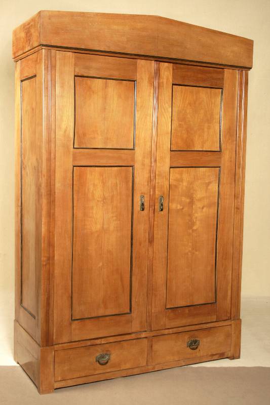 Jugendstilschrank, süddeutsch, um 1905/10, auf Rahmen gearbeitet, Korpus WH, Kirschbaum- und Kirschbaumwurzelfurnier, z.T. gespiegelt verlegt, 2x ...