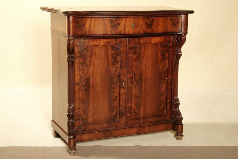 Konsolenschrank, deutsch, um 1860, Korpus Weichholz/Hartholz, Pyramidenmahagonifurnier gespiegelt bzw. doppelt gespiegelt verlegt, Front z.T. auf ...
