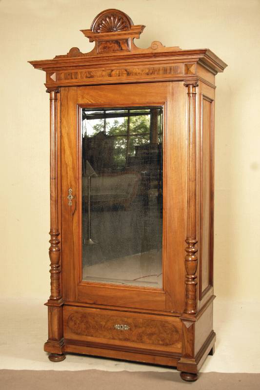 1-türiger Spiegelschrank, deutsch, um 1880/90, Korpus WH, Wurzelnußfurnier gespiegelt verlegt, Lisenen 3/4-Säulen, diese reich gegliedert u. ...