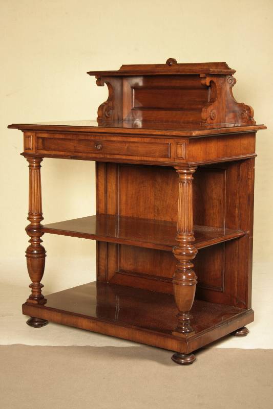 Etagere, Frankreich, um 1870, Korpus WH, Nußbaum massiv, Nußbaumfurnier von guter Qualität, doppelt gefächert mit integr. Schublade, einfacher ...