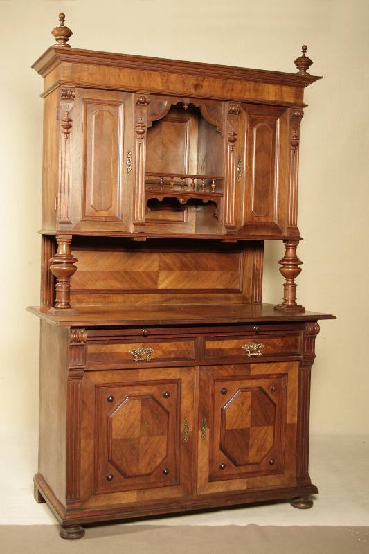 Aufsatzschrank, deutsch, um 1900, Korpus WH/HH, Wurzelnußfurnier gespiegelt bzw. 2x gespiegelt verlegt, aufgelegte 8-eckige Kissen mit gesp. ...