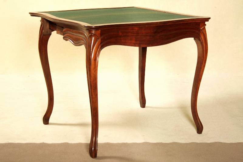 Spieltisch, deutsch, um 1860, Korpus Weichholz bzw. Nußbaum massiv, Zarge und Beine geschweift und doppelt gerillt, außerordentlich elegant, ...