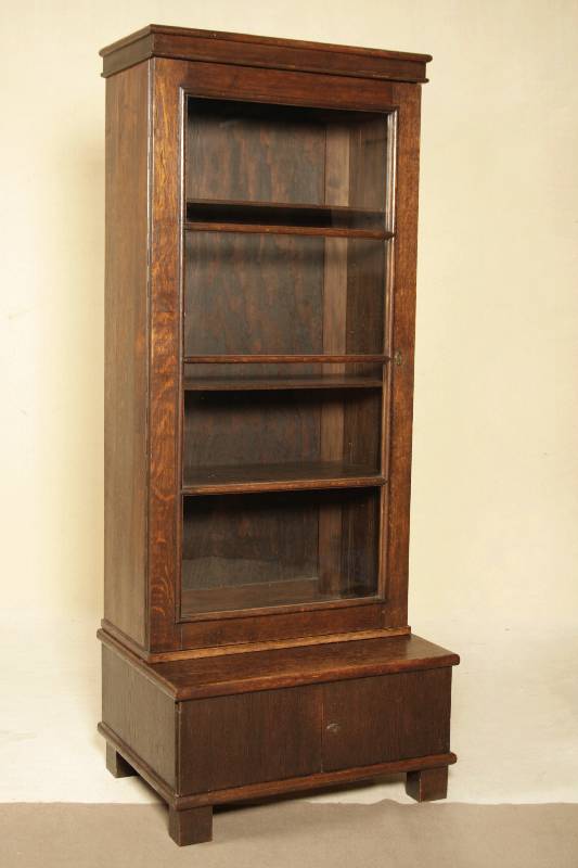 Bücher- bzw. Vitrinenschrank, deutsch/wohl Berlin, um 1920, Korpus Weicholz/Hartholz, Eichefurnier, aufgelegte Zierleisten, diese doppelt getreppt, ...
