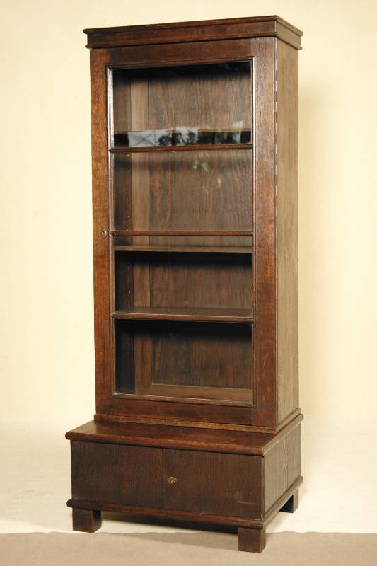 Bücher- bzw. Vitrinenschrank, deutsch/wohl Berlin, um 1920, Korpus Weicholz/Hartholz, Eichefurnier, aufgelegte Zierleisten, diese doppelt getreppt, ...
