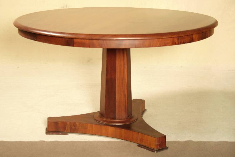 Clubtisch, Fußteil um 1820/30, Kirschbaumfurnier, Säule 8-eckige, Platte aus der Zeit, Deckplatte neu furniert, Fuß alt belassen, bestoßen, ...