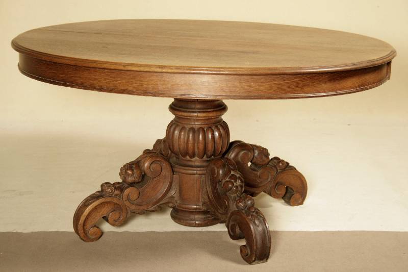 Ausziehtisch, Frankreich, um 1880/90, Säule u. Auslegerbeine Eiche massiv, im Barockstil, Schnitzereien mit Blumen u. Früchten, wuchtiger Fuß mit ...